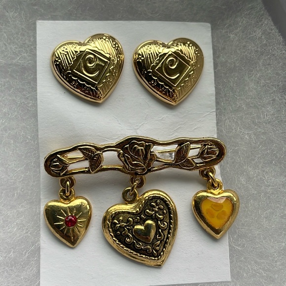 Vintage Gold Tone Heart Pin & Earrings Set - Picture 1 of 1